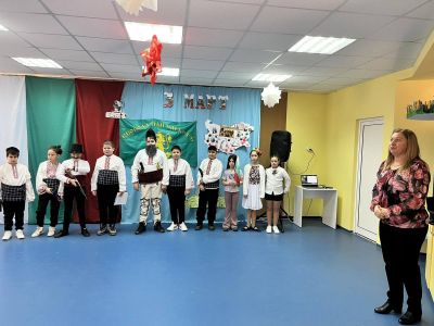 Гости от 177 ОУ по случай националния празник на България - ДГ Светулка - Световрачене, Нови Искър